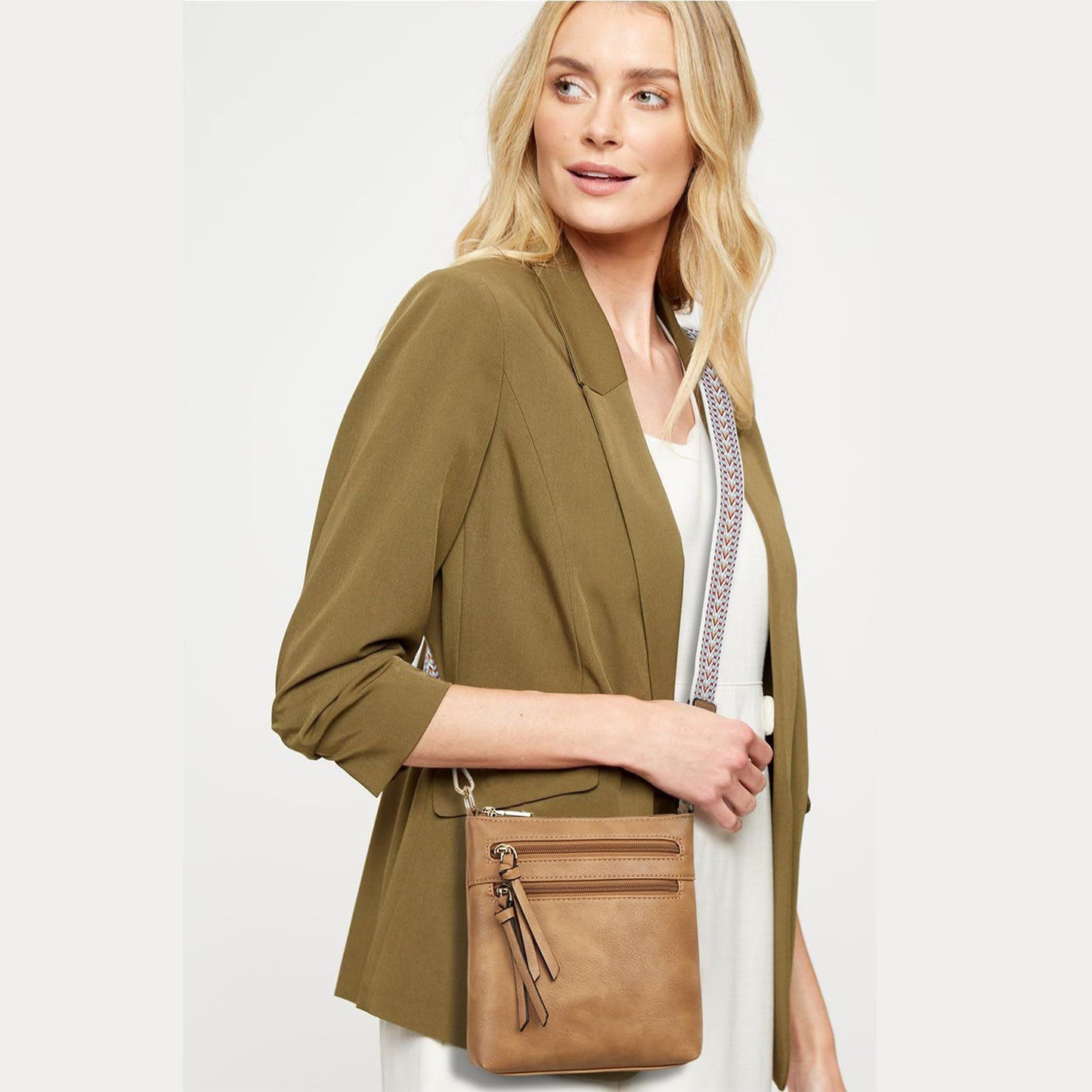 Sac bandoulière vertical pour femme avec plusieurs poches zippées.