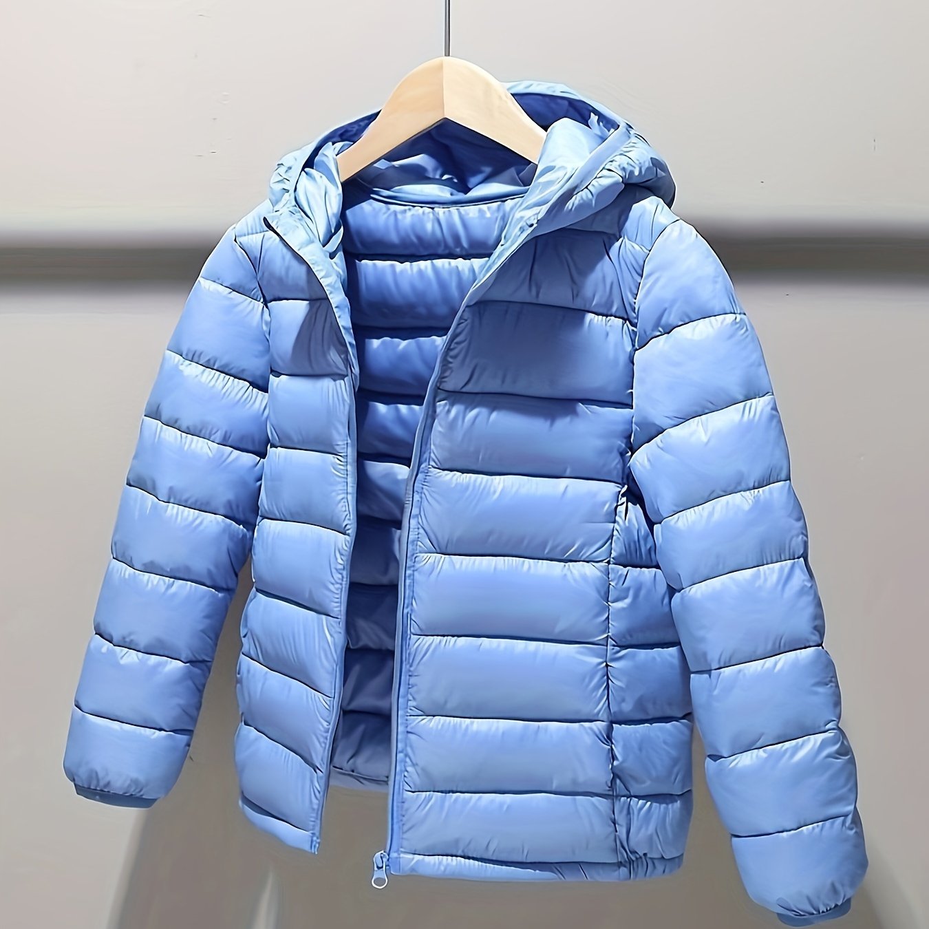 Classic boys' quilted jacket with hood, ideal for winter/autumn.