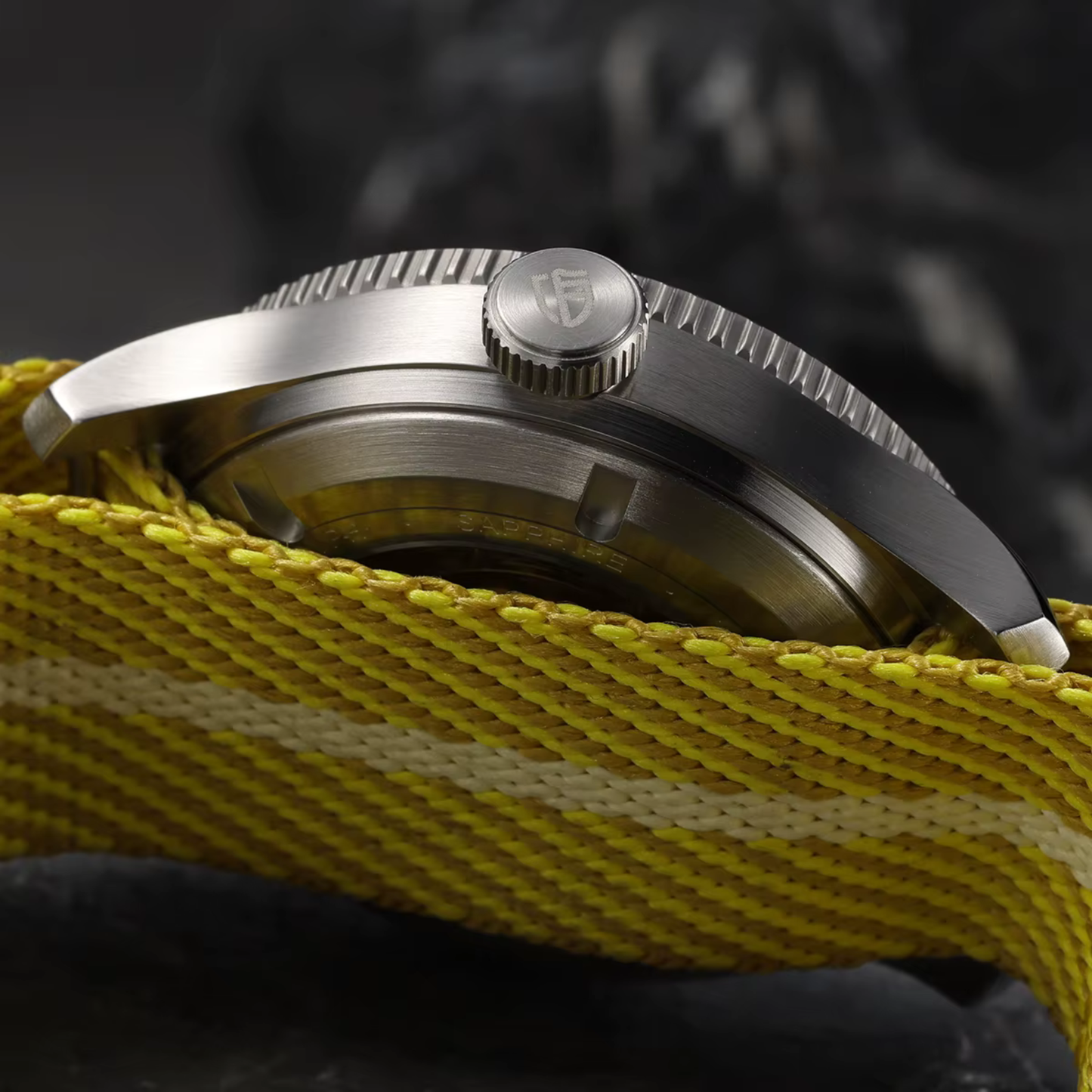 Montre de plongée automatique pour homme.