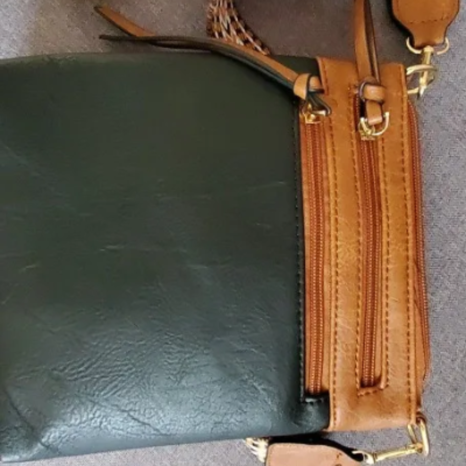 Sac bandoulière vertical pour femme avec plusieurs poches zippées.