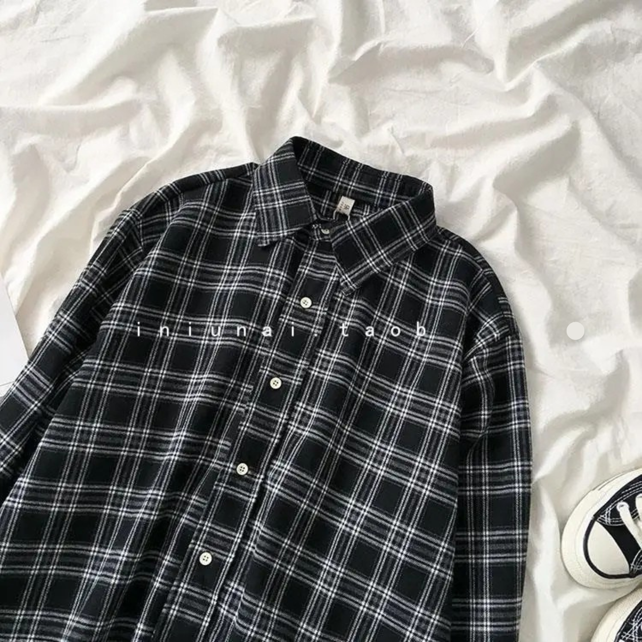 Découvrez un style intemporel avec la chemise parfaite.