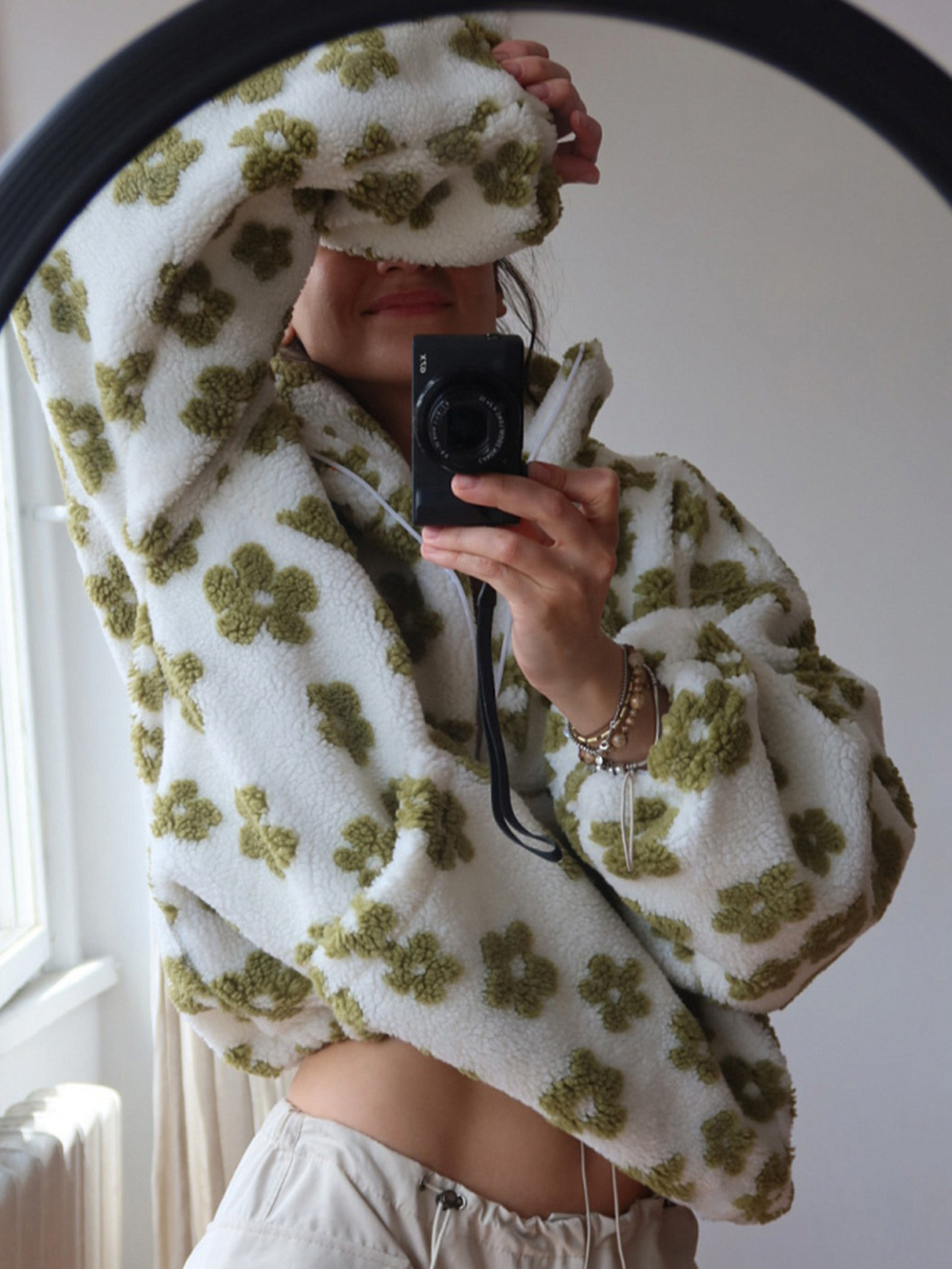 Manteau en fourrure chaude en polyester pour femme.