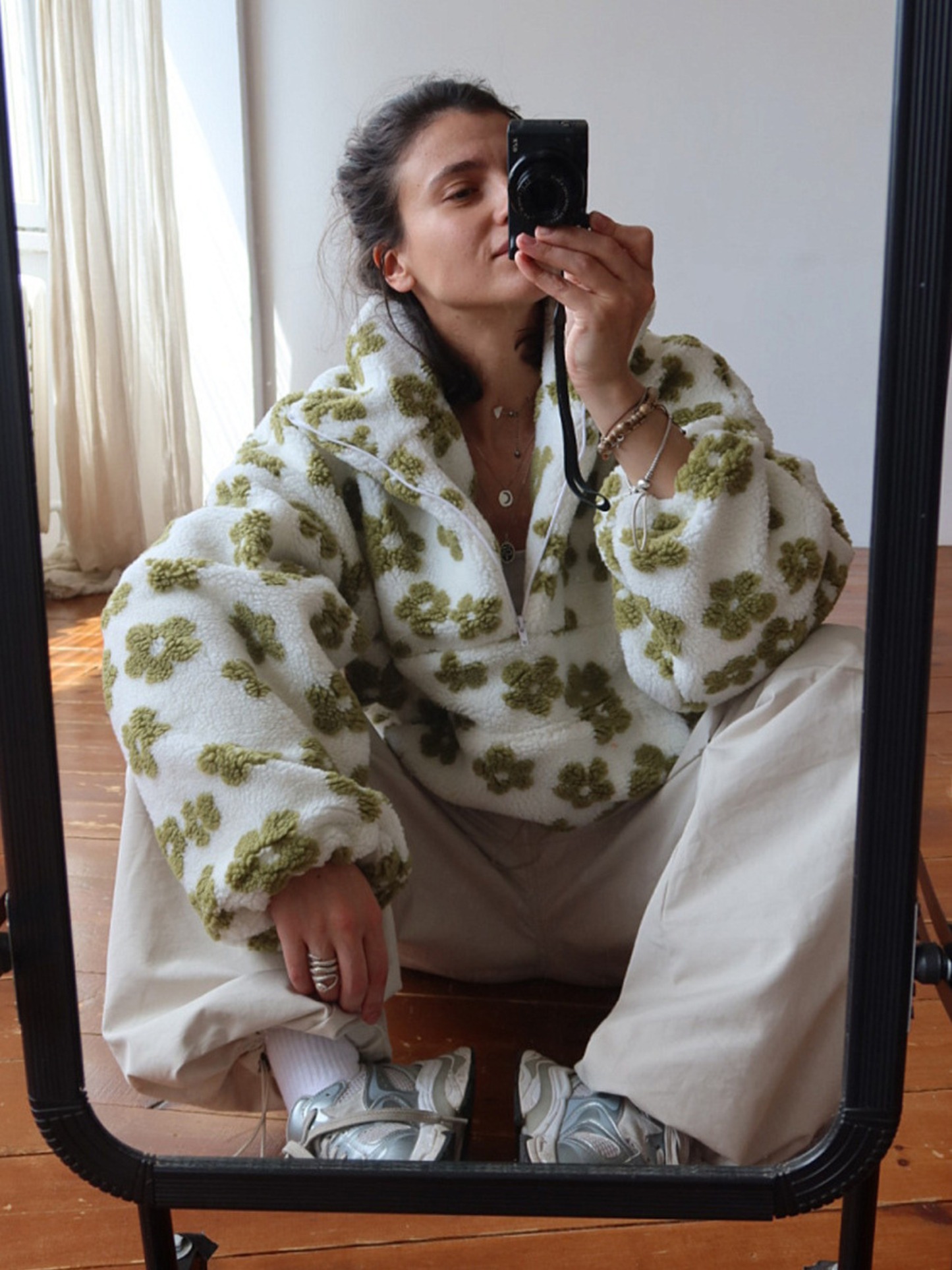 Manteau en fourrure chaude en polyester pour femme.