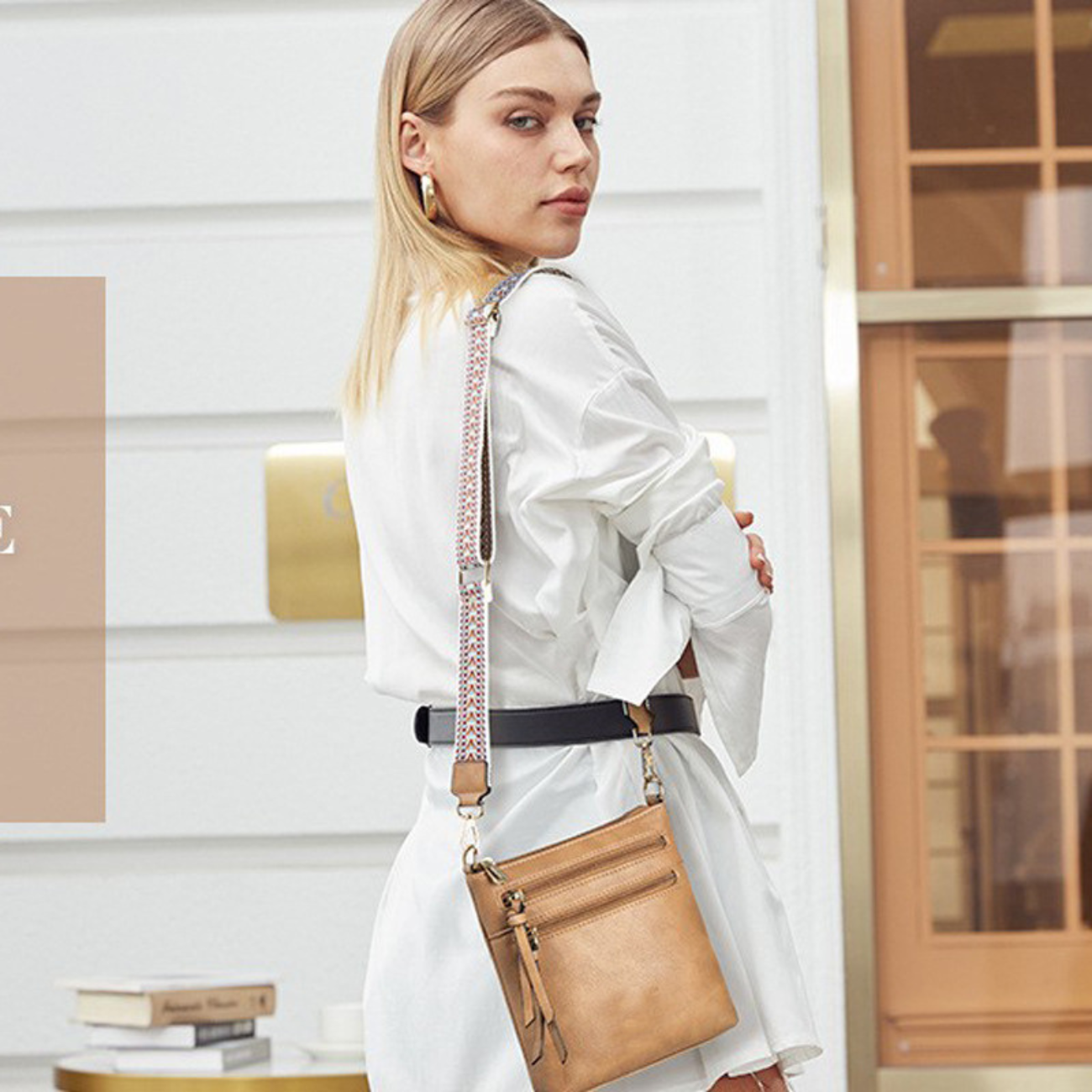 Sac bandoulière vertical pour femme avec plusieurs poches zippées.