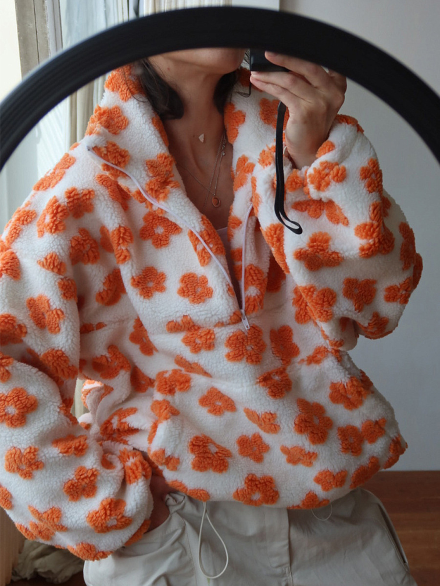 Manteau en fourrure chaude en polyester pour femme.